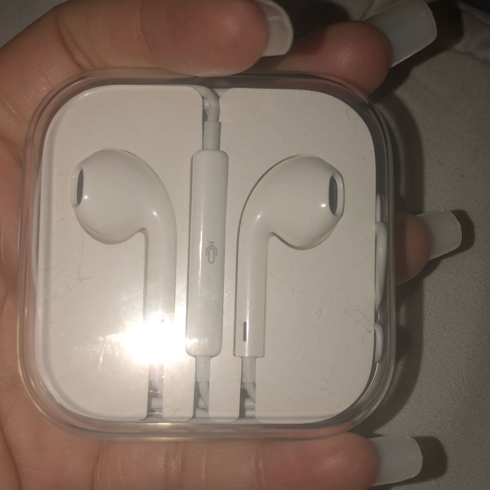 Apple AirPods-iPhone use
